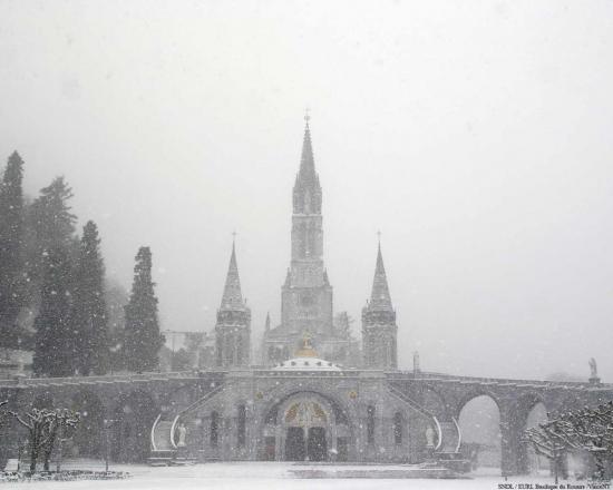 Basilique du Saint Rosaire de Lourdes sous la neige