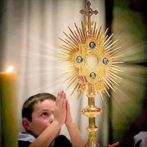 Enfant adorant le Saint Sacrement