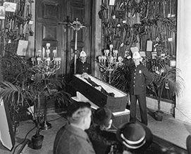 Frère André dans son cercueil peu après sa mort le 6 janvier 1937