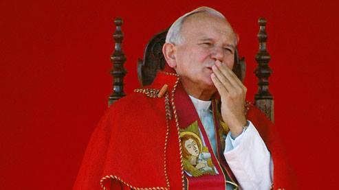 Jean-Paul II envoyant un baiser