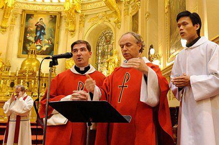 Les Prêtres chanteurs célébrant la Messe