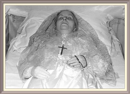 Maria Valtorta sur son lit de mort (1897-1961)