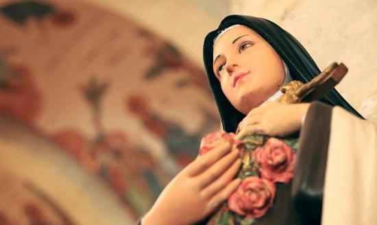 Statue de Sainte Thérèse aux roses