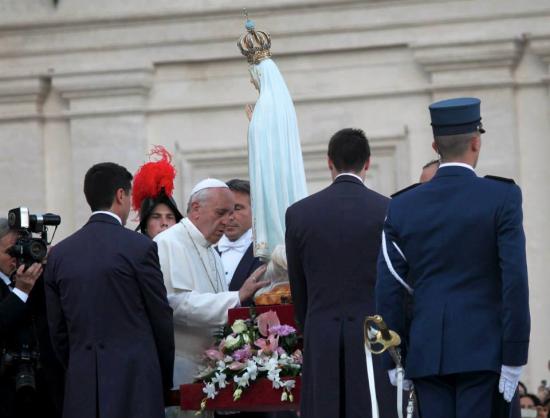 Pape François honorant Notre-Dame de Fatima, octobre 2013