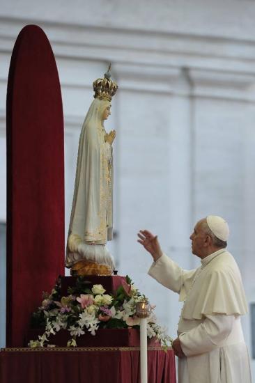 Pape François vénérant Notre-Dame de Fatima, octobre 2013