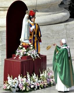 Pape François encensant la Vierge de Fatima,13.10.2013