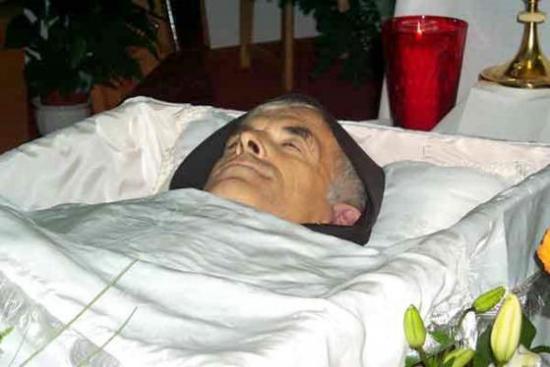 Le Père franciscain Slavko Barbarić, O.F.M, sur son lit de mort