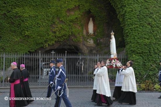 Procession Vierge de Fatima passant devant Notre-Dame de Lourdes