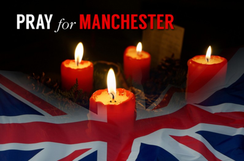 Bougies, drapeau britannique, priez pour Manchester, 22 mai 2017